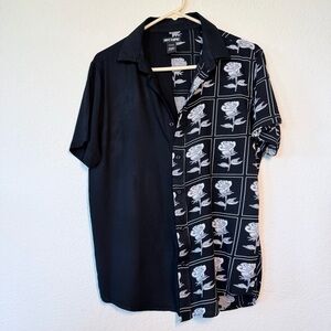 HOT TOPIC Black and White Roses Split Woven Button Up Shirt Size S